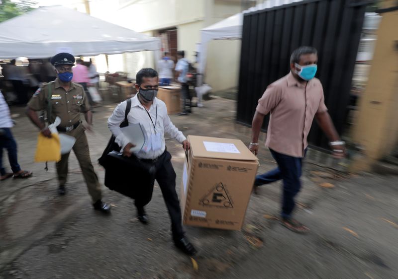 &copy; Reuters. Sri Lankan police and election officials load ballot boxes in Colombo