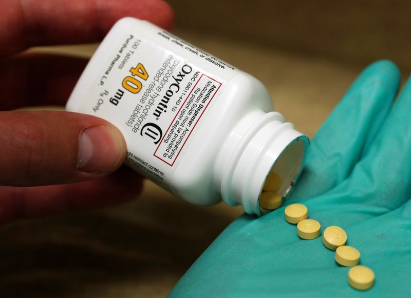 &copy; Reuters. FILE PHOTO: A pharmacist holds prescription painkiller OxyContin at a local pharmacy