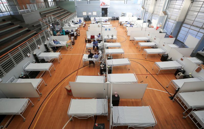 &copy; Reuters. FILE PHOTO: Beds are seen at a temporary field hospital set up by Medecins Sans Frontieres (MSF) during the coronavirus disease (COVID-19) outbreak in Khayelitsha township near Cape Town