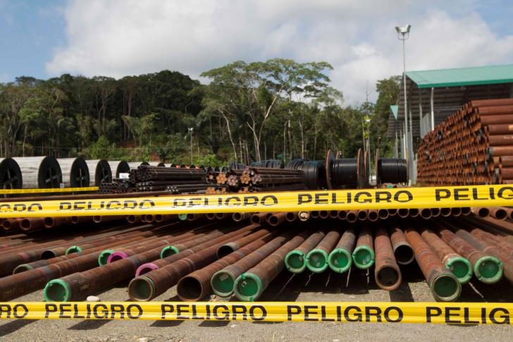 &copy; Reuters. Imagen de archivo de equipos para explotación petrolera de Petroamazonas en el Puerto Miranda en Tiputini, Ecuador.