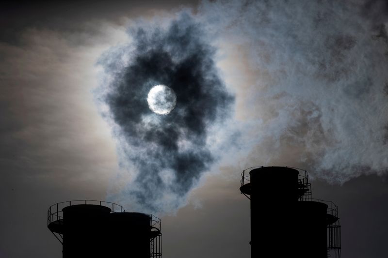 © Reuters. FILE PHOTO: Sun shines through steam rising from chimneys of a power plant in Moscow