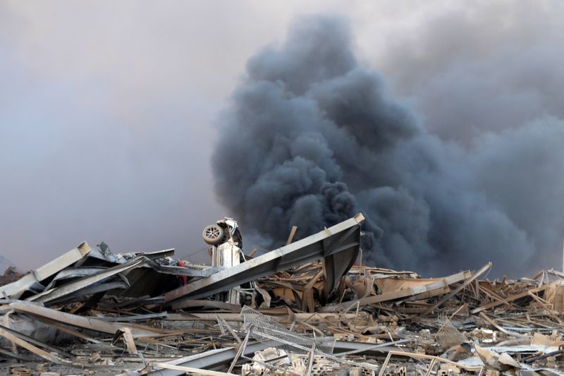 &copy; Reuters. Fumo e macerie a seguito di un&apos;esplosione nella zona del porto di Beirut