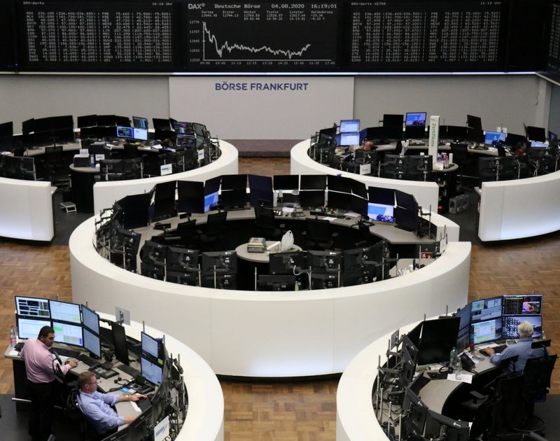 &copy; Reuters. FOTO DE ARCHIVO: Una pantalla con el índice bursátil alemán DAX en la bolsa de valores de Fráncfort