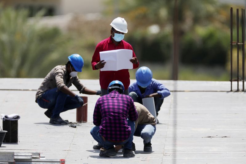 &copy; Reuters. مستثمرون يدقون ناقوس الخطر إزاء حقوق العمالة الوافدة بالخليج