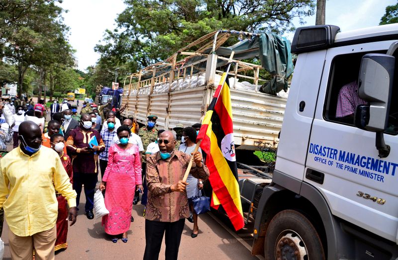 &copy; Reuters. FILE PHOTO: Government distribution exercise to civilians affected by the lockdown, in Kampala