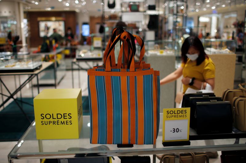 &copy; Reuters. FILE PHOTO: Summer sales kick off in Paris