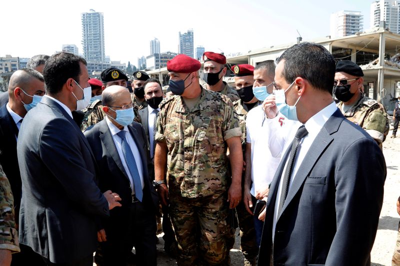 © Reuters. BEYROUTH EN ÉTAT DE CHOC, LE BILAN DE L'EXPLOSION DÉPASSE 100 MORTS