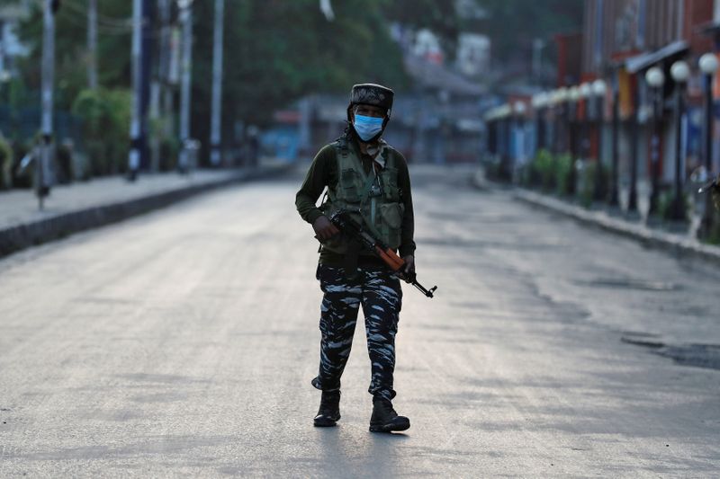 © Reuters. هجوم في كشمير وسط تأهب أمني استعدادا لذكرى إنهاء الحكم الذاتي