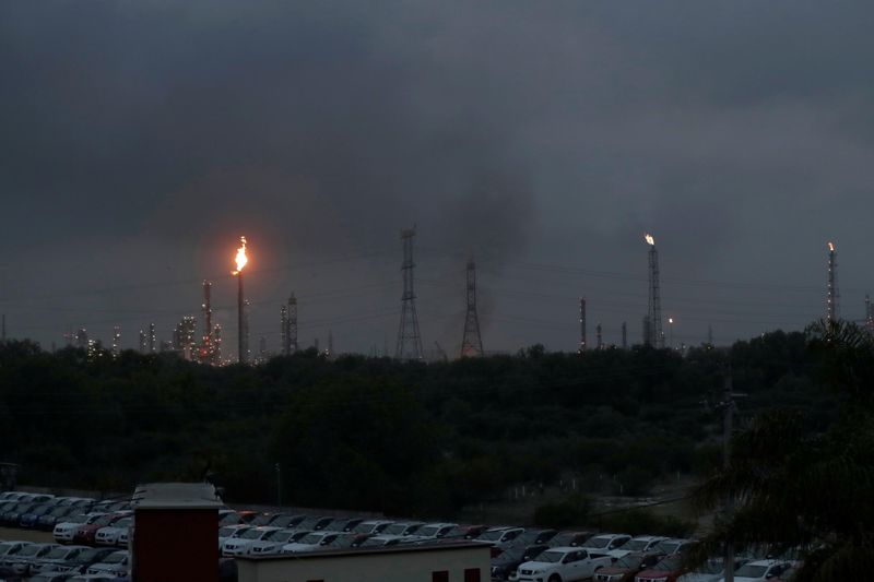 © Reuters. Excess natural gas is burnt, or flared, from Mexican state-owned Pemex's Tula oil refinery, located adjacent to the Tula power plant belonging to national power company Commission Federal de Electricidad, or CFE, in Tula de Allende