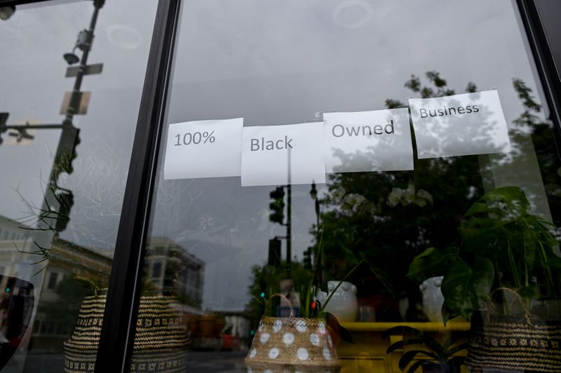 &copy; Reuters. FILE PHOTO: Lee&apos;s Flower Shop posts signs in its windows ahead of another night of protests in Washington