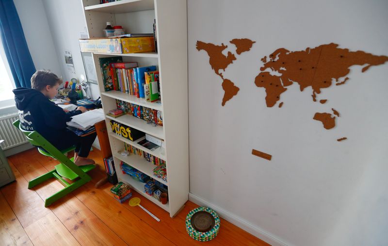&copy; Reuters. FILE PHOTO: Rasmus Bruhn studies at home after schools are closed during the spread of coronavirus disease (COVID-19) in Berlin