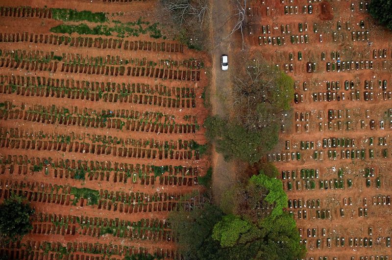 &copy; Reuters. Carro trafega entre covas abertas no cemitério de Vila Formosa, em São Paulo