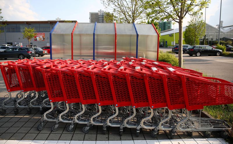 © Reuters. Carrinhos de compras em loja de Unterhaching, na Alemanha