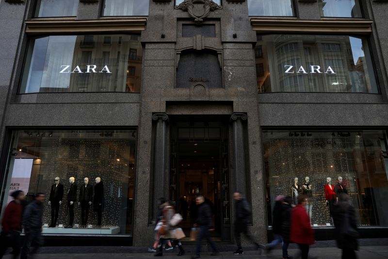 &copy; Reuters. FILE PHOTO: People walk past a Zara store, an Inditex brand, in central Madrid