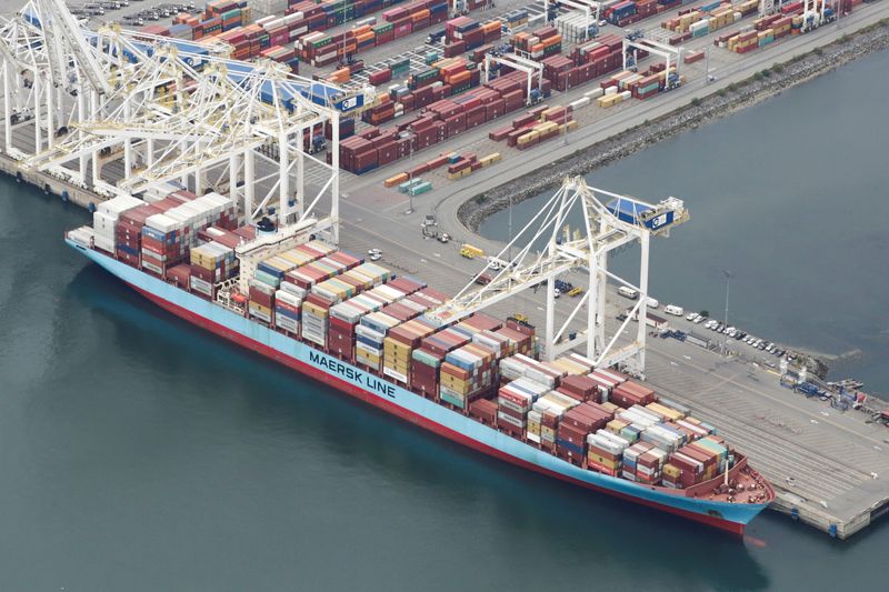 © Reuters. FILE PHOTO: The ship Anna Maersk is docked at Roberts Bank port carrying 69 containers of mostly paper and plastic waste returned by the Philippines