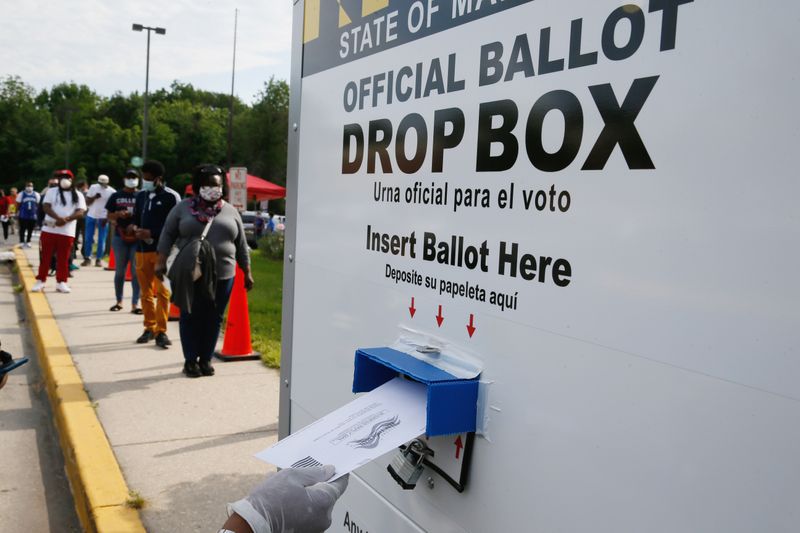 &copy; Reuters. FOTO DE ARCHIVO: Un votante coloca su papeleta en un buzón de votación colocado en la acera durante las elecciones primarias presidenciales de Maryland, EEUU
