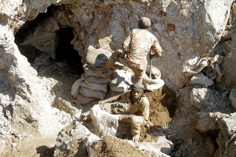 &copy; Reuters. FILE PHOTO: Artisanal miners work at the Tilwezembe outside of Kolwezi