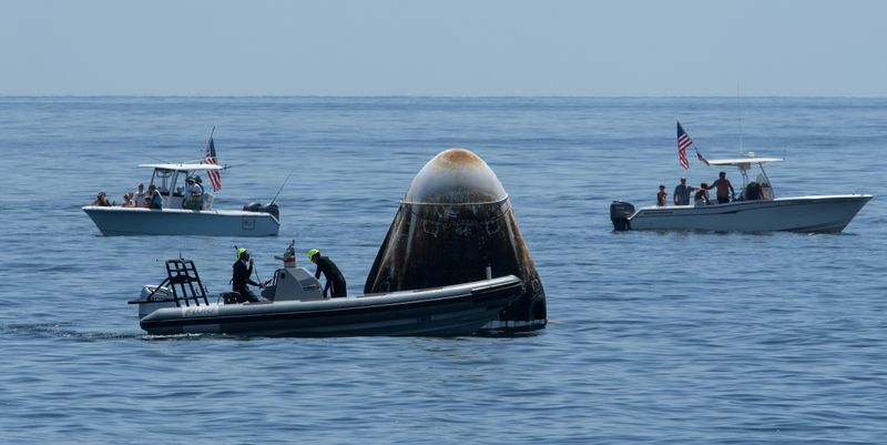 &copy; Reuters. Equipes chegam para resgatar cápsula espacial Crew Dragon, no Golfo do México, na Flórida