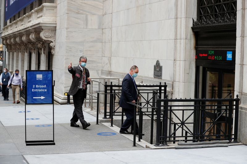 &copy; Reuters. Трейдеры у входа в здание Нью-Йоркской фондовой биржи