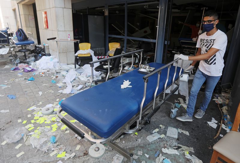 &copy; Reuters. وزير الصحة اللبناني: ارتفاع ضحايا انفجار بيروت إلى 135 قتيلا ونحو 5000 جريح