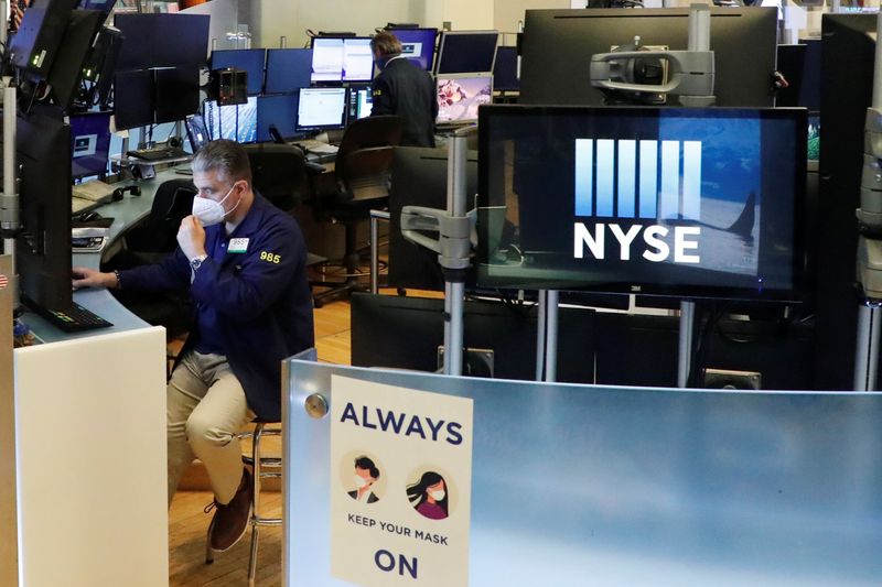 &copy; Reuters. Un trader a lavoro presso Wall Street, New York, 28 maggio 2020