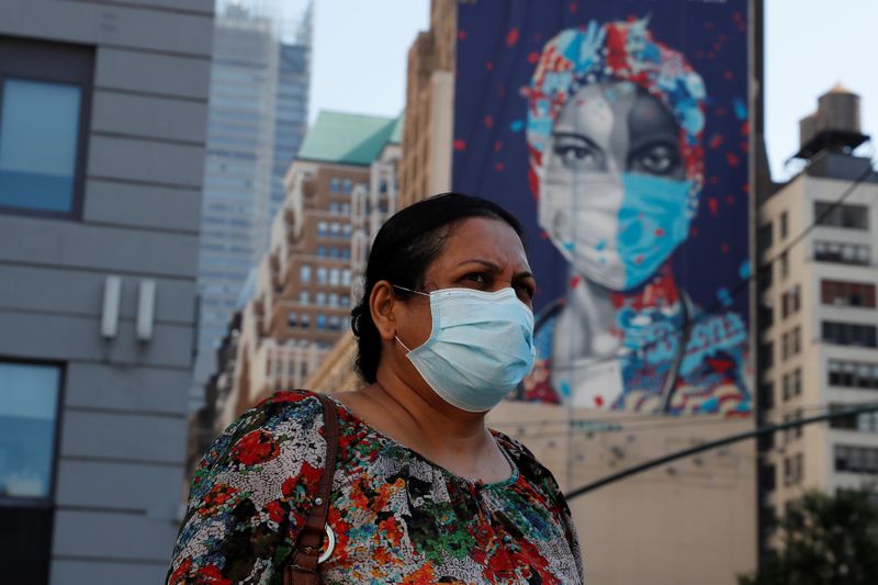© Reuters. Mulher usa máscara de proteção em Nova York
