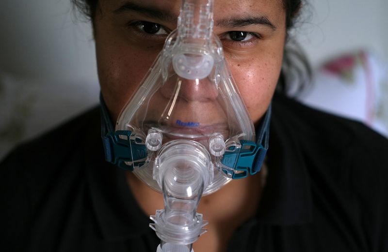 &copy; Reuters. Fisioterapeuta Ana Carolina Xavier usa máscara de oxigênio durante tratamento após ser diagnosticada com Covid-19