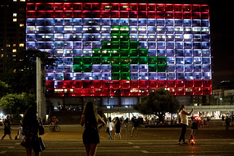 &copy; Reuters. مبنى بلدية تل أبيب يكتسي بألوان علم لبنان في بادرة تضامن نادرة