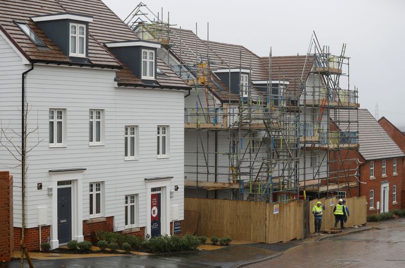 &copy; Reuters. FILE PHOTO: Builders work at a Barratt housing development near Haywards Heath