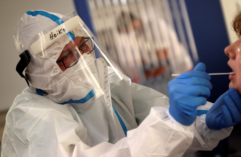 &copy; Reuters. Coronavirus disease (COVID-19) test center at the central bus station in Berlin