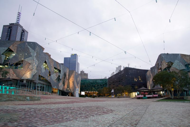 © Reuters. Federation Square is seen devoid of people in Melbourne, Australia, after the city enforced restrictions to curb COVID-19
