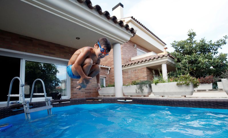 &copy; Reuters. Gonzalo Cano Lapuente jumps into a Bestway Above Ground Pool in Premia de Mar