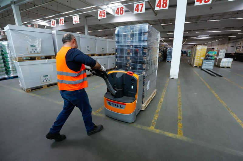 &copy; Reuters. FILE PHOTO: A worker handles goods for delivery to refill shelves at the Aldi Logistic warehouse in Bingen