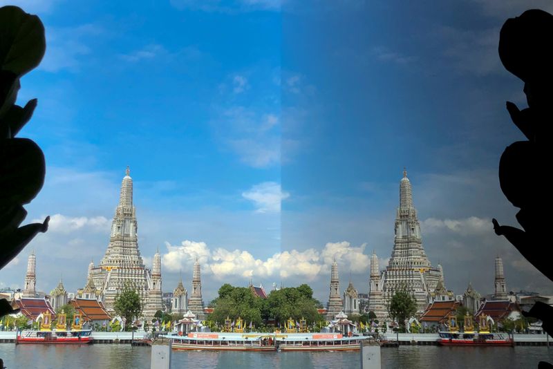 &copy; Reuters. FILE PHOTO: Wat Arun temple and its reflection are seen on the banks of Chao Phraya river in Bangkok,