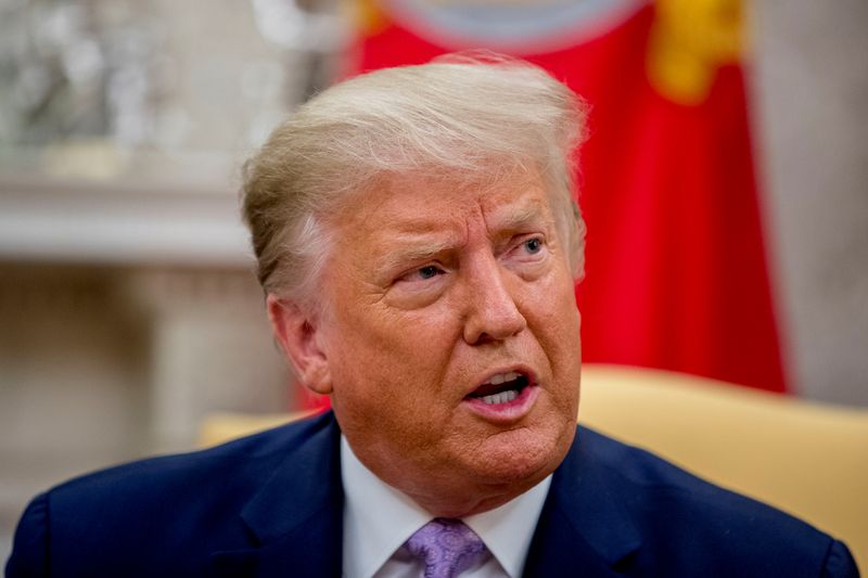 &copy; Reuters. El presidente de Estados Unidos, Donald Trump, habla durante una reunión con el gobernador de Arizona, Doug Ducey, en el Salón Oval de la Casa Blanca en Washington