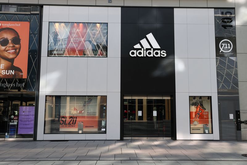&copy; Reuters. Закрытый магазин Adidas во Франкфурте