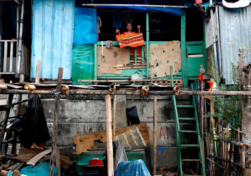 &copy; Reuters. An elderly woman is pictured inside a house at a slum area amid the coronavirus disease (COVID-19) outbreak in Jakarta