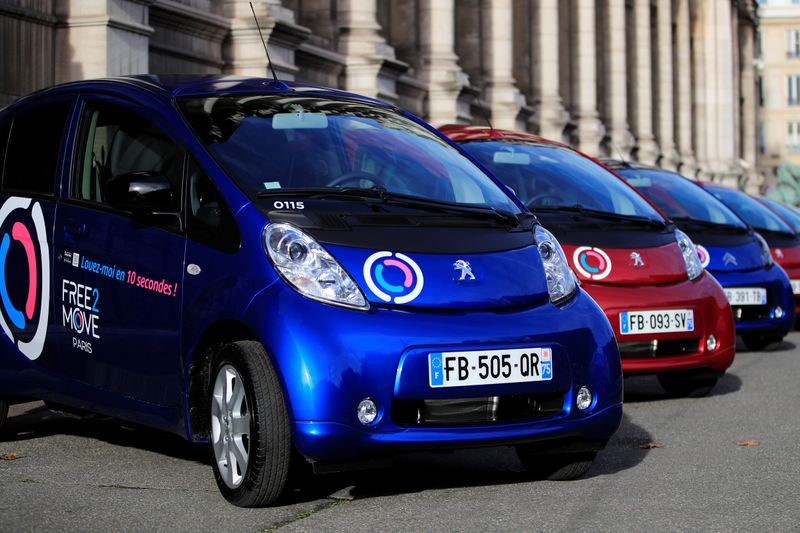 &copy; Reuters. Free2Move Paris electric vehicles by Groupe PSA are displayed outside Paris city hall as the French car maker launches its free-floating car-sharing service in Paris