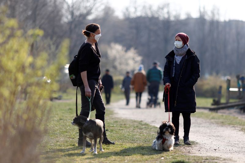 &copy; Reuters. Delle persone indossano la mascherina al parco durante l&apos;epidemia di coronavirus a Berlino