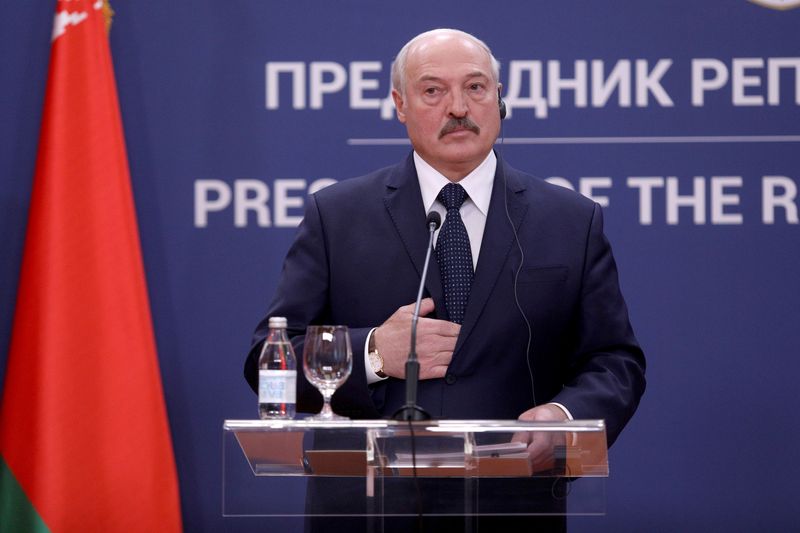 © Reuters. Белорусский президент Александр Лукашенко на пресс-конференции в Белграде