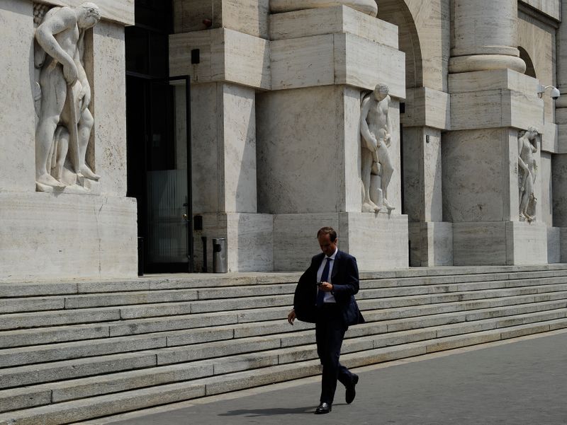 &copy; Reuters. Un uomo passa accanto alla sede della Borsa di Milano