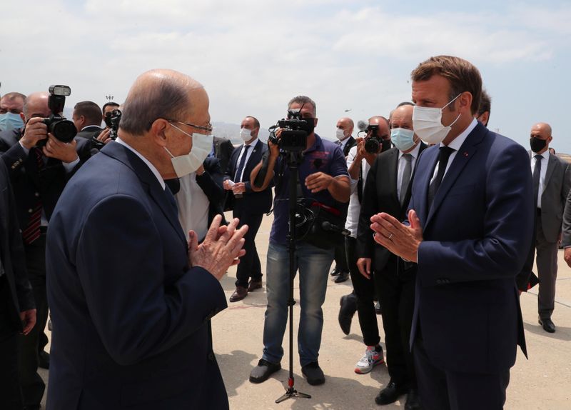 © Reuters. ماكرون يتعهد في لبنان بعدم ذهاب الدعم الفرنسي 