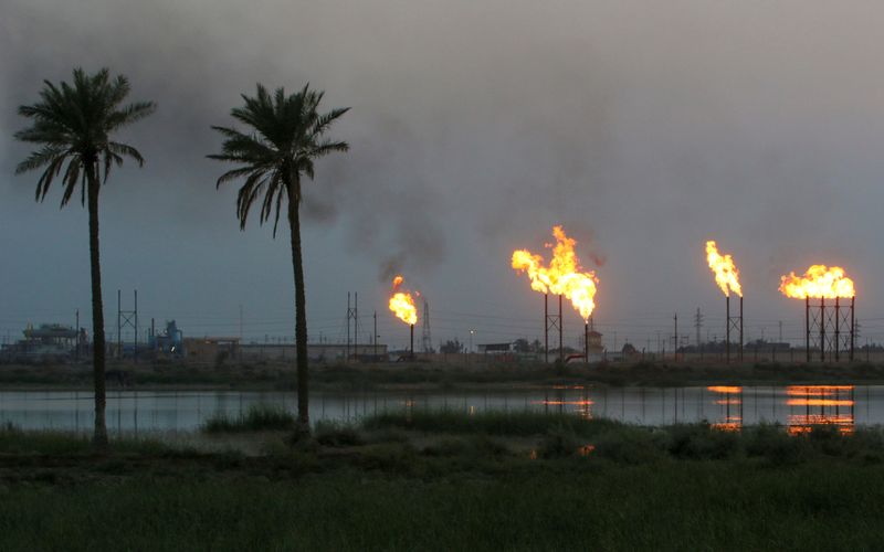 © Reuters. Факельные трубы на месторождении Nahr Bin Umar к северу от Басры