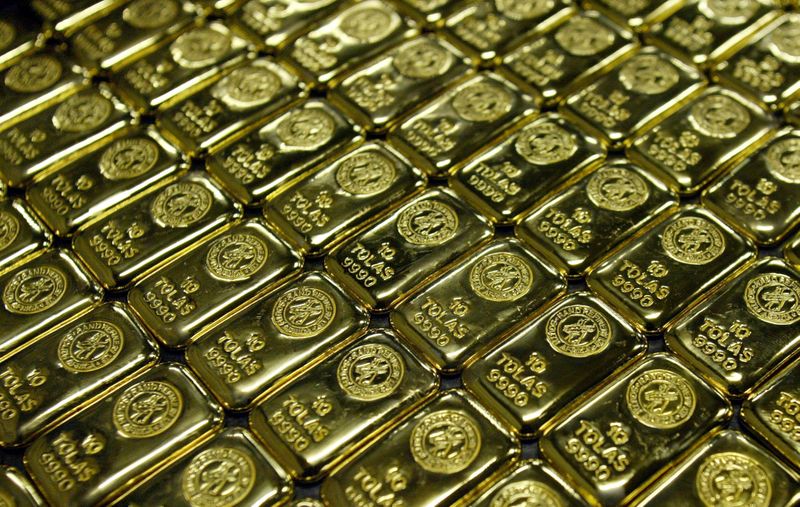 &copy; Reuters. FILE PHOTO: Gold bars are displayed at South Africa&apos;s Rand Refinery in Germiston
