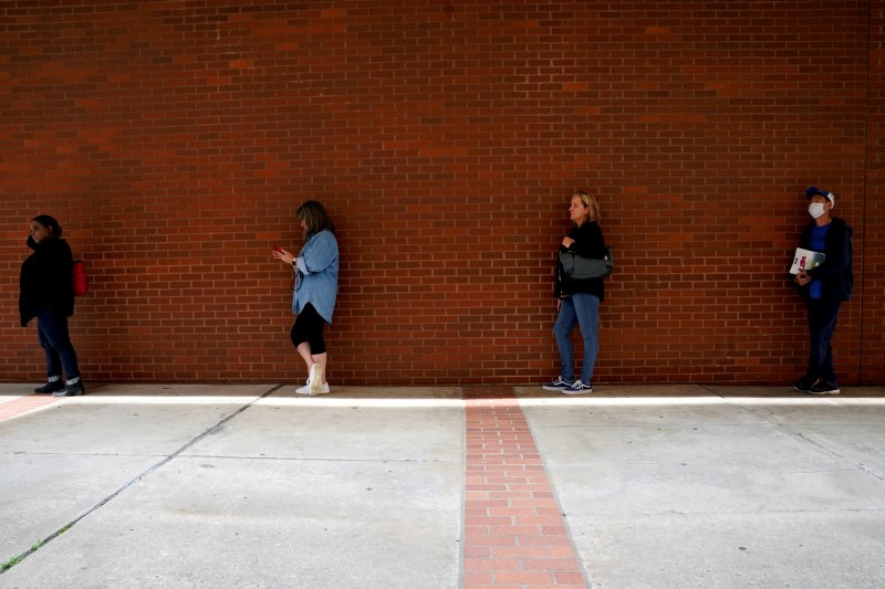 © Reuters. طلبات إعانة البطالة الأمريكية تحوم عند مستويات مرتفعة