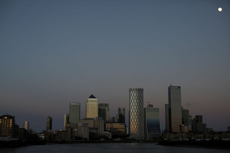 © Reuters. General view of the Canary Wharf financial district in London