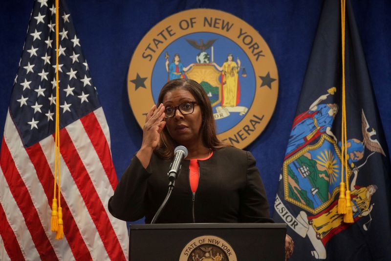 © Reuters. New York State Attorney General, Letitia James, speaks during a news conference, to announce a suit to dissolve the National Rifle Association, In New York