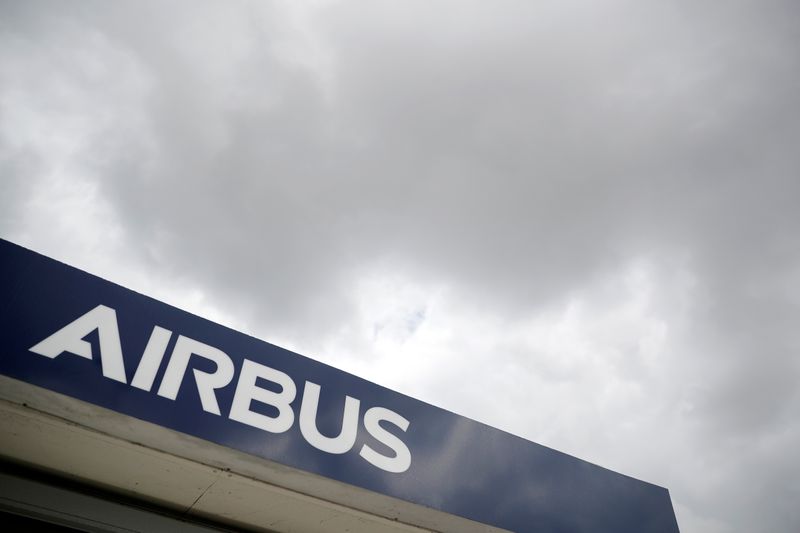 &copy; Reuters. FILE PHOTO:  Airbus logo at the entrance of the Airbus facility in Bouguenais