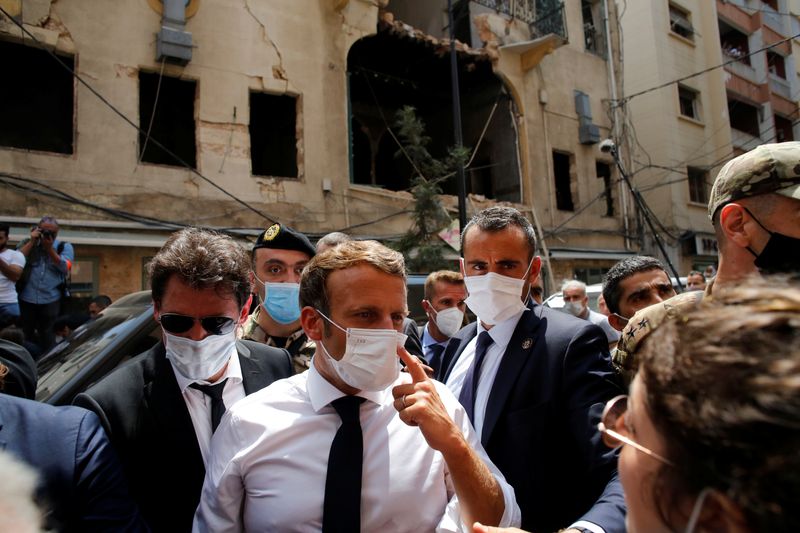 &copy; Reuters. Presidente francês, Emmanuel Macron, visita região destruída por explosão em Beirute