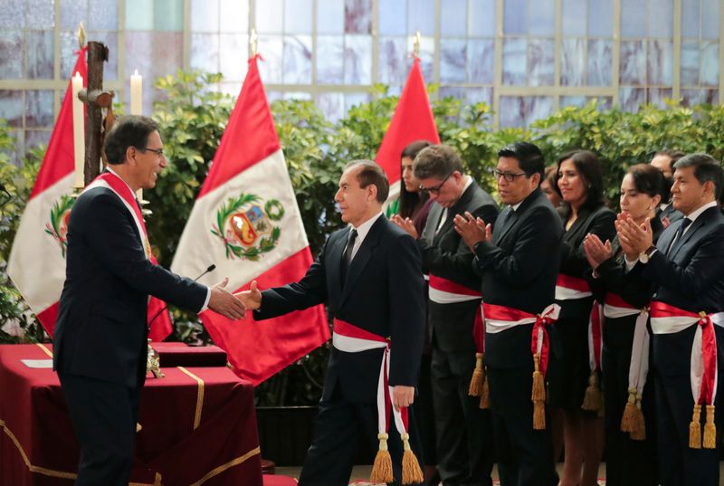 © Reuters. Presidente do Peru, Martín Vizcarra, e ministro Walter Martos